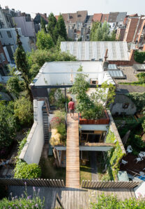 House Eden door Friday office for architecture. Verbouwing met achtergevel die fungeert als verticale tuin. Het magazijn in de achtertuin is gedeeltelijk ontmanteld. De tussenruimte fungeert nu als groene stadstuin.