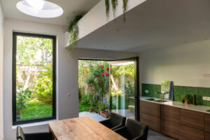 Renovatie van een vervallen rijwoning door Friday office for architecture. Een L-vormige uitbreiding zorgt licht en lucht.Renovatie van een vervallen rijwoning door Friday office for architecture. Een L-vormige uitbreiding zorgt licht en lucht. De achterbouw wordt gekenmerkt door cirkelvormige lichtstraten in het plafond. In de achterste muur zit een raam met zicht op de tuin.