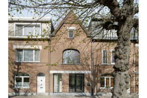 Friday office for architecture verbouwde een gezinswoning in Borgerhout. Dit is een exterieurfoto.