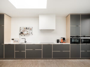 Friday office for architecture verbouwde een gezinswoning in Borgerhout. Interieurfoto van de keuken.