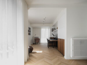 Een nieuw interieur voor een nieuw appartement en een houten lambrisering werd de rode draad.