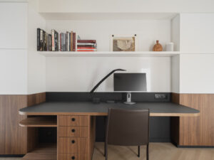 Een nieuw interieur voor een nieuw appartement en een houten lambrisering werd de rode draad.