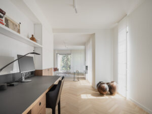Een nieuw interieur voor een nieuw appartement en een houten lambrisering werd de rode draad.