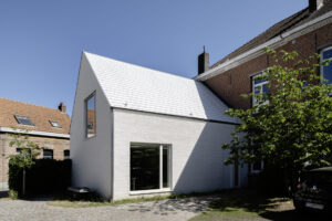 Momenteel zijn ook de werkzaamheden voor het bijhuis afgerond. Dit gebouw werd intern verbonden op de eerste verdieping en zal dienstdoen als opleidingsruimte.