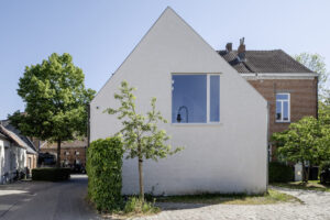 The Master Labs - renovatie van een oude directeurswoning in Kontich naar kantoor- en opleidingsruimte door Friday Office architecten