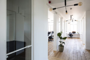 The Master Labs - renovatie van een oude directeurswoning in Kontich naar kantoor- en opleidingsruimte door Friday Office architecten
