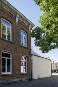 The Master Labs - renovatie van een oude directeurswoning in Kontich naar kantoor- en opleidingsruimte door Friday Office architecten