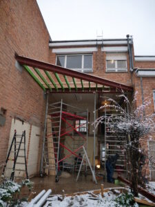 Werffoto van de schuine achtergevel van House Apollo, een renovatie van een gezinswoning door friday office for architecture.