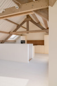 Verbouwing dokterspraktijk met bovenliggende studio door Friday Office in samenwerking met Quality Living, Marktplein