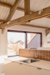 Verbouwing dokterspraktijk Marktplein met bovenliggende studio door Friday Office in samenwerking met Quality Living