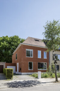 renovatie van een gezinswoning door Friday office for architecture in Mortsel. Bakstenen voorgevel met zes raamvlakken en een donkerkleurig dak.