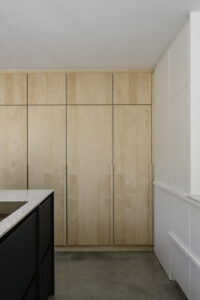renovatie van een gezinswoning door Friday office for architecture in Mortsel. Detailfoto van de houten inbouwkasten in de keuken.