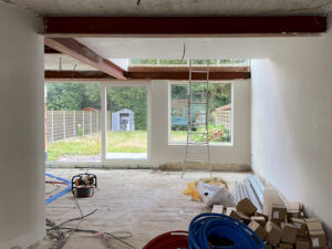 renovatie van een gezinswoning door Friday office for architecture in Mortsel. Dit is een werffoto van het gestripte interieur.