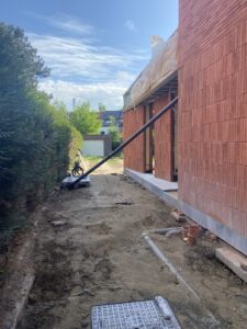 Hous Lion - renovatie van een gezinwoning met moderne uitbouw met een geknikte zijgevel door Friday office architecten