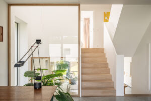 House Companie is een nieuwbouwproject van Friday Office: een eigentijdse dubbelwoonst met splitlevel die zorgt voor een open en speelse woonbeleving