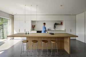 House Companie is een nieuwbouwproject van Friday Office: een eigentijdse dubbelwoonst met splitlevel die zorgt voor een open en speelse woonbeleving