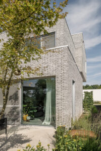 House Companie - nieuwbouw dubbelwoonst te Hove met splitlevel ontworpen door Friday Office architecten