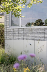 House Companie - nieuwbouw dubbelwoonst te Hove met splitlevel ontworpen door Friday Office architecten