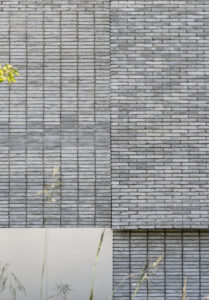 House Companie - nieuwbouw dubbelwoonst te Hove met splitlevel ontworpen door Friday Office architecten