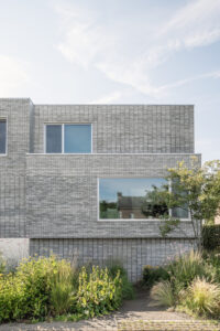 House Companie - nieuwbouw dubbelwoonst te Hove met splitlevel ontworpen door Friday Office architecten