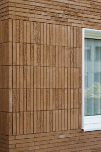 Renovatie van gezinswoning House Lion met geknikte zijgevel door Friday Office architecten. Detailfoto van het speelse baksteenpatroon.