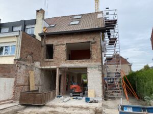 Hous Lion - renovatie van een gezinwoning met moderne uitbouw met een geknikte zijgevel door Friday Office architecten