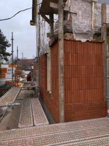 Hous Lion - renovatie van een gezinwoning met moderne uitbouw met een geknikte zijgevel door Friday office architecten